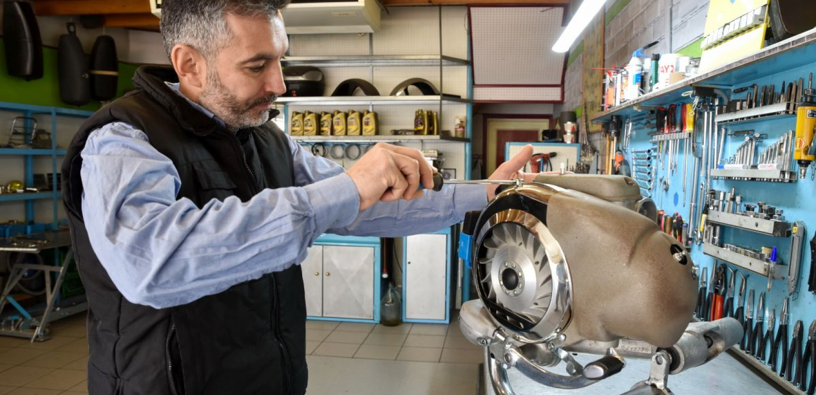 Λαρισαίος: Ο μηχανικός που δίνει νέα «ζωή» στα θρυλικά ιταλικά σκούτερ Βέσπα (φωτ.)