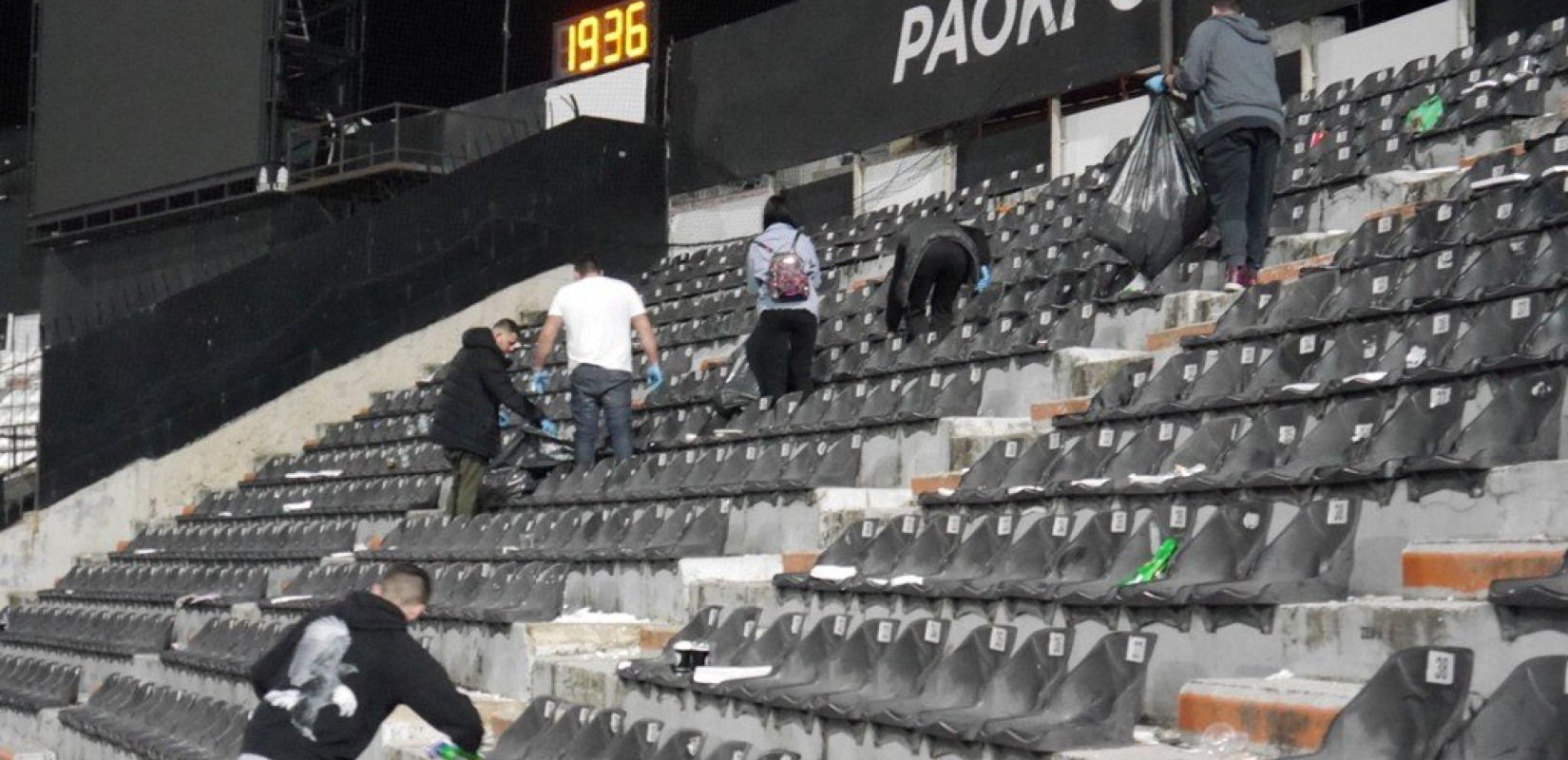 Μαθητές καθάρισαν τις κερκίδες του γηπέδου της Τούμπας και έστειλαν μήνυμα για την ανακύκλωση