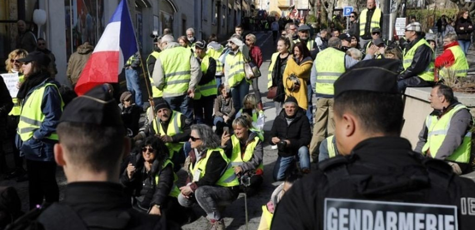 "Φυλλορροούν", αλλά επιμένουν τα "Κίτρινα Γιλέκα" 