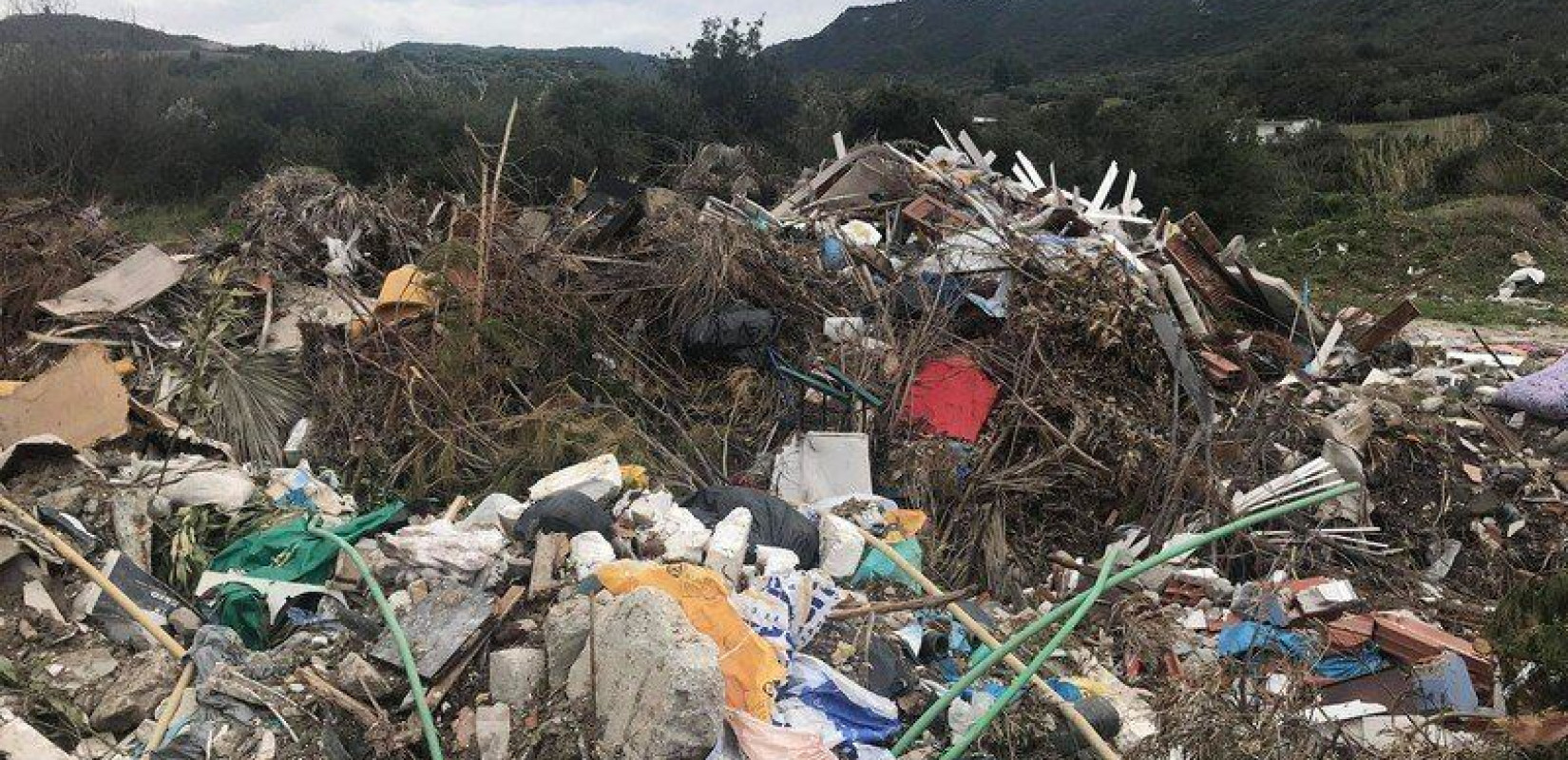 Νέες καταγγελίες: «Βουνά» με μπάζα και διασκορπισμένα απόβλητα στη Χαλκιδική (Βίντεο-Φωτ.)