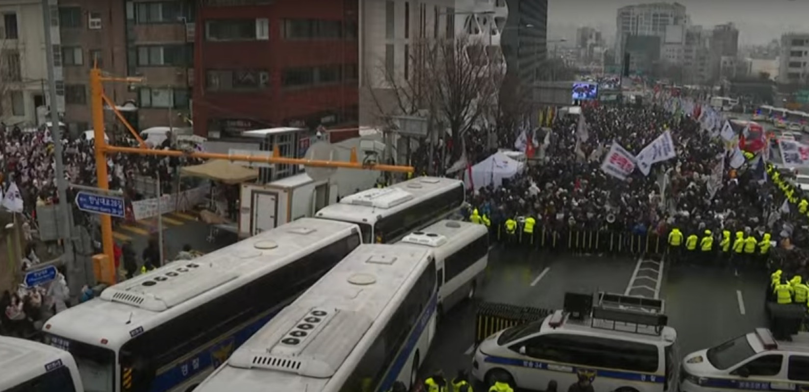 Νότια Κορέα: Χιλιάδες πολίτες διαδηλώνουν μέσα στο χιόνι υπέρ και κατά του προέδρου Γιουν (βίντεο)