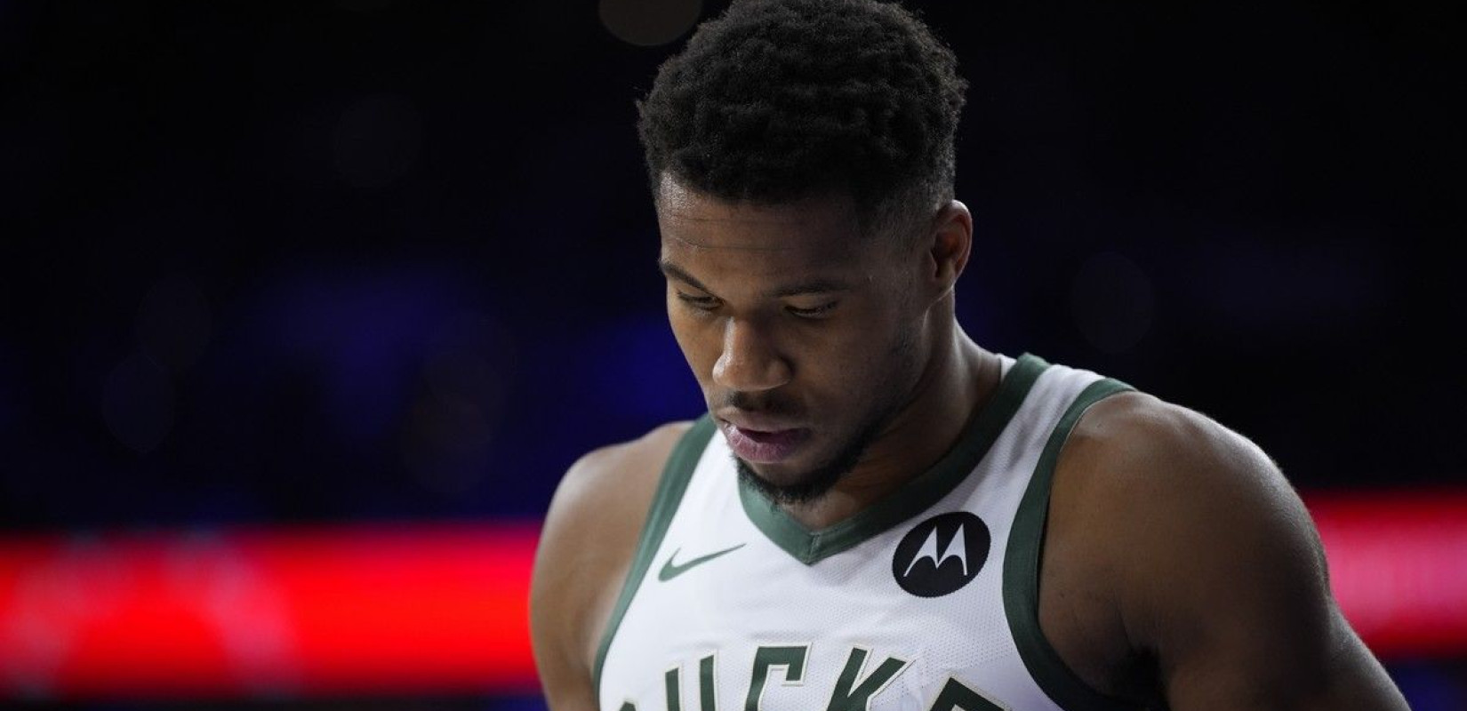 ΝΒΑ: Ο Γιάννης Αντετοκούνμπο άναψε ξανά φωτιές στους Μιλγουόκι Μπακς (βίντεο)