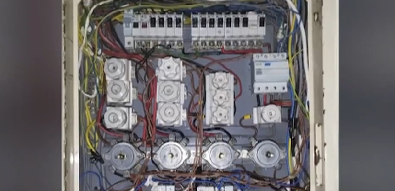 Αθήνα: Μαθητές στον Κορυδαλλό κινδυνεύουν με ηλεκτροπληξία - Τρέχουν νερά σε ηλεκτρολογικό πίνακα (βίντεο)