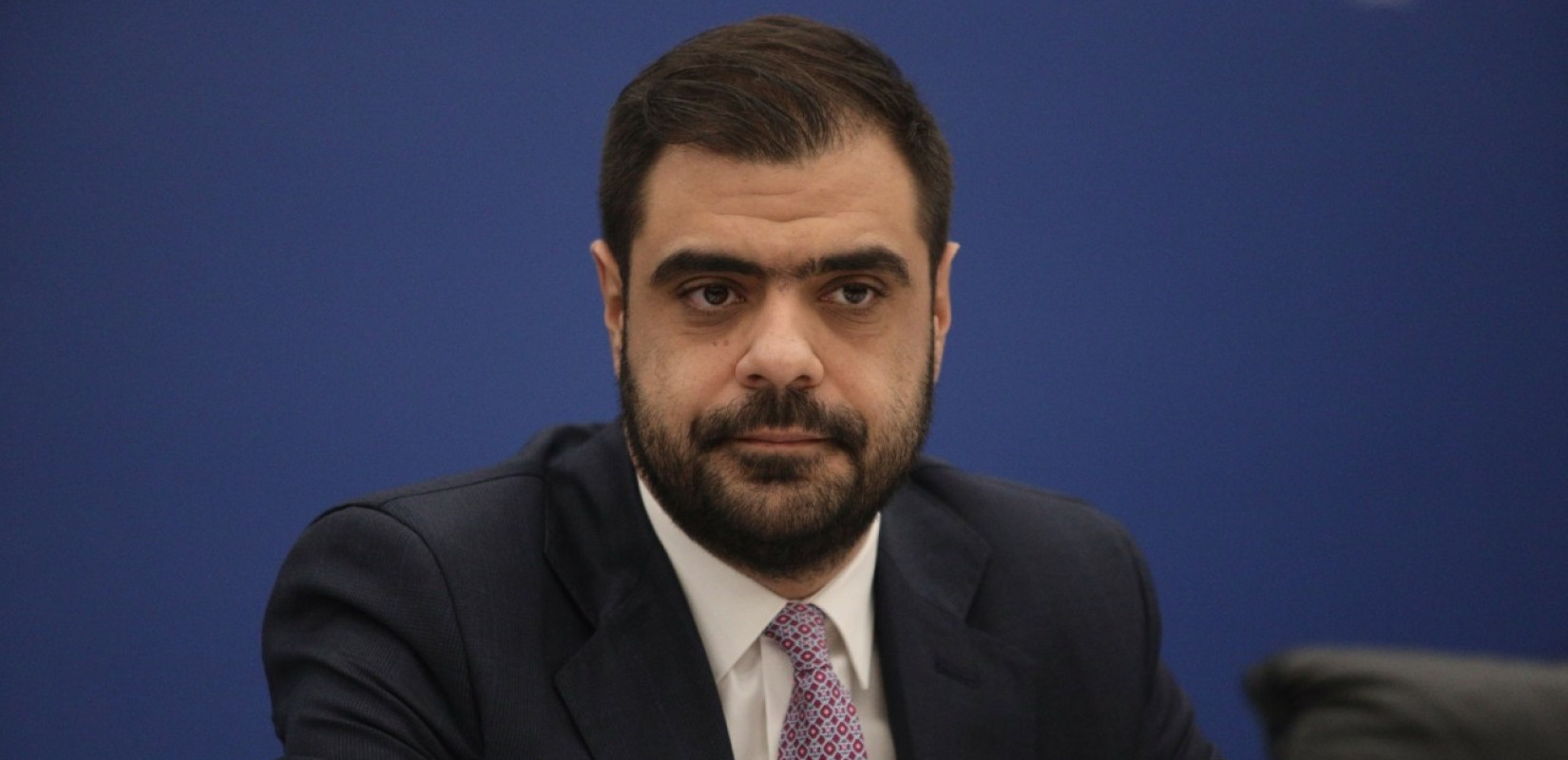 Πυρά Π. Μαρινάκη κατά Α. Τσίπρα: «Θέλει να ξαναγράψει την ιστορία όμως η συλλογική μνήμη δεν σβήνει τόσο εύκολα»
