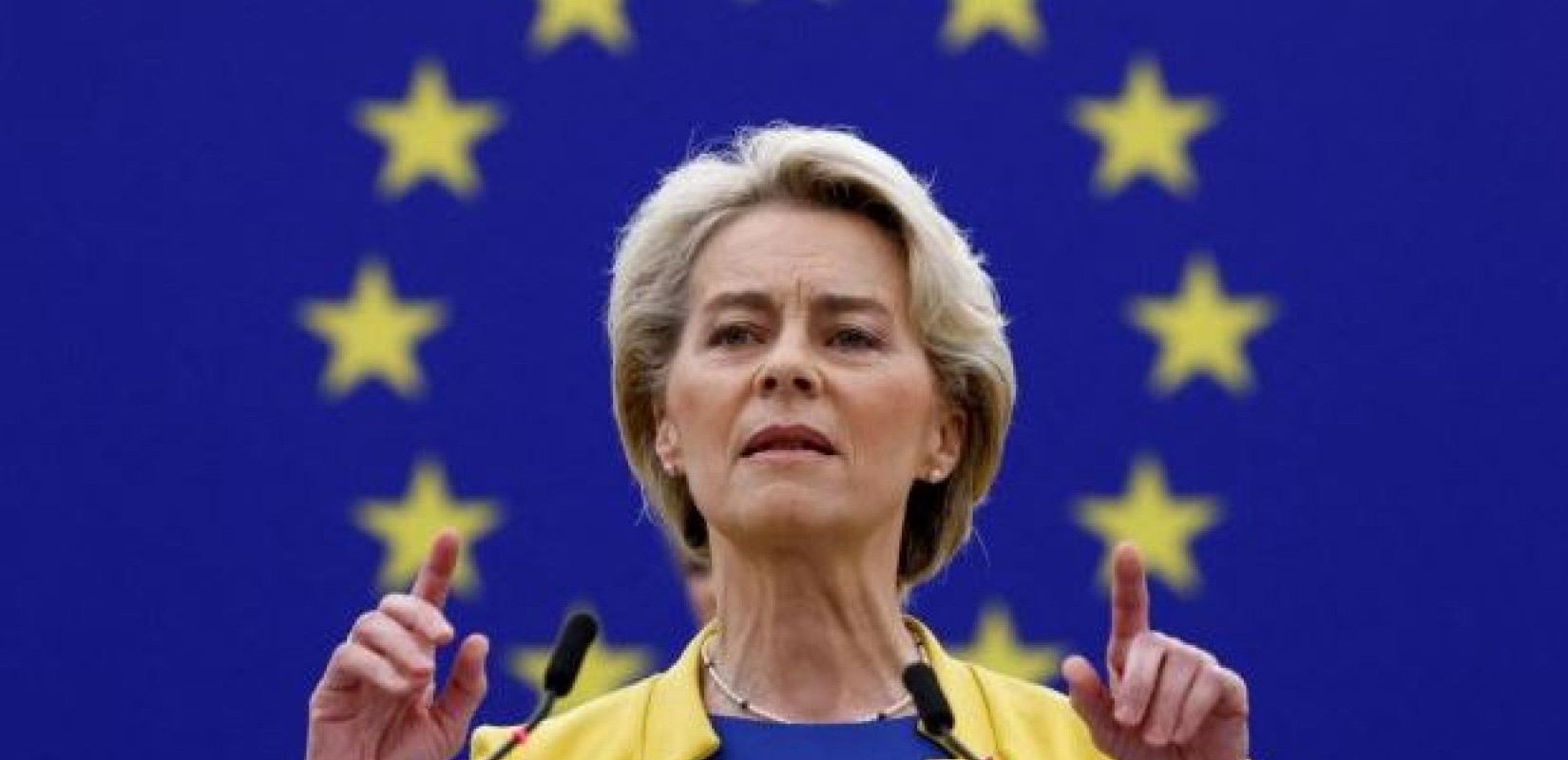 ΕΕ: Η πρόεδρος της Επιτροπής αποτίνει φόρο τιμής στα θύματα του Ολοκαυτώματος