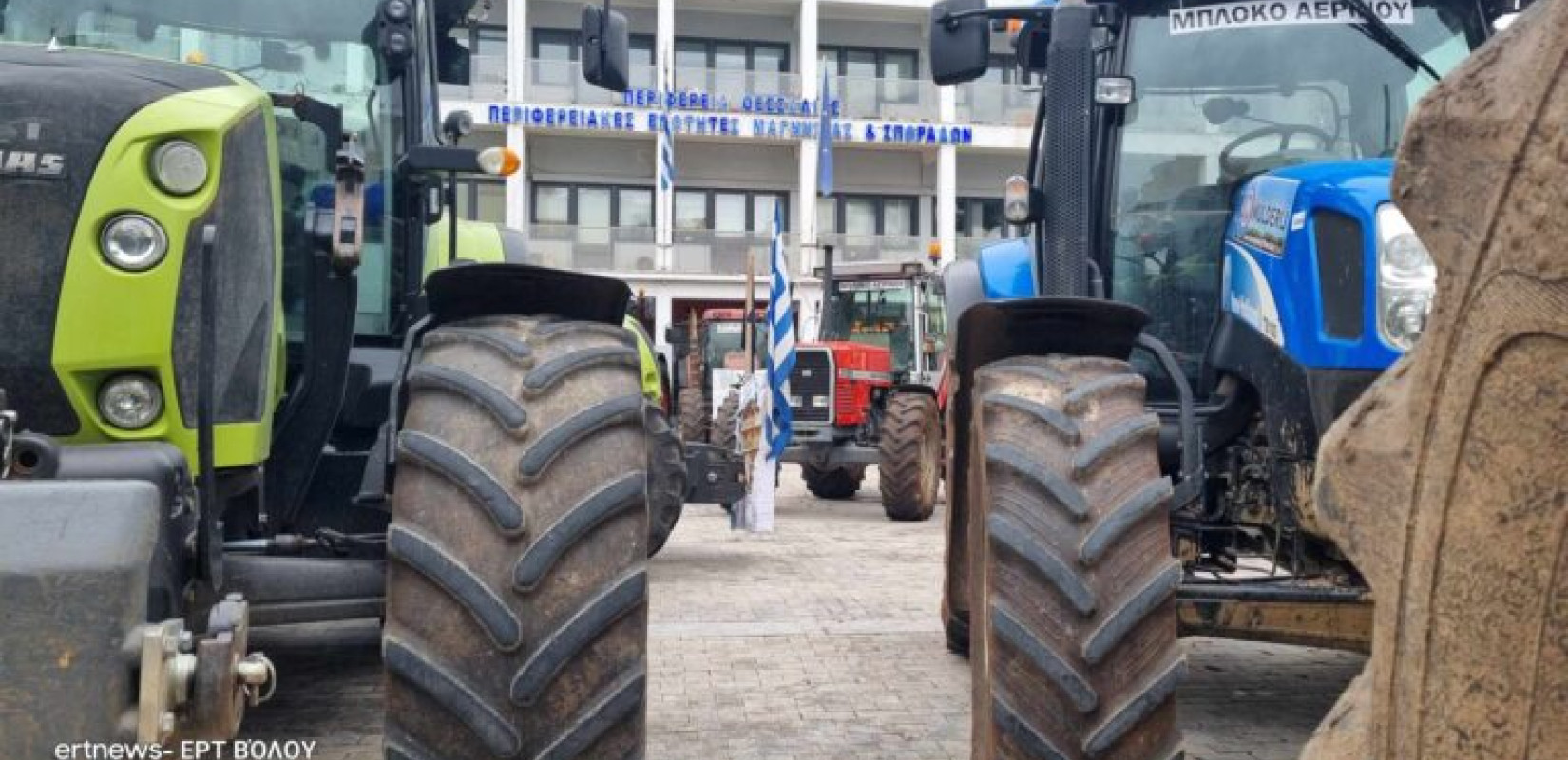 Βόλος: Έξω από την Περιφερεια Θεσσαλίας πέρασαν τη νύχτα οι αγρότες