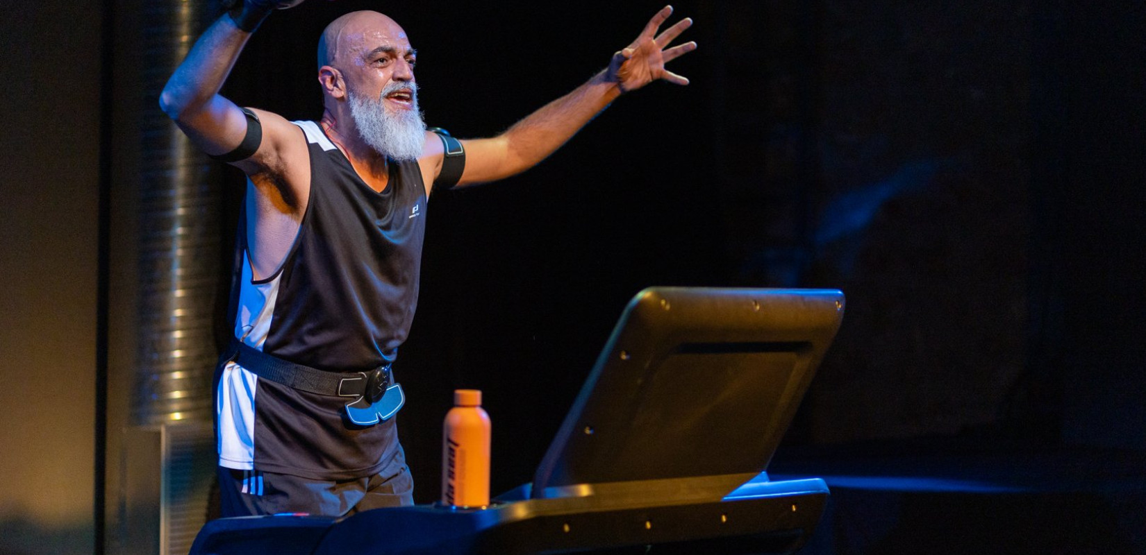 Θεσσαλονίκη: Μία παράσταση με στοιχεία μαύρης κωμωδίας «τρέχει» πάνω σε έναν διάδρομο γυμναστηρίου