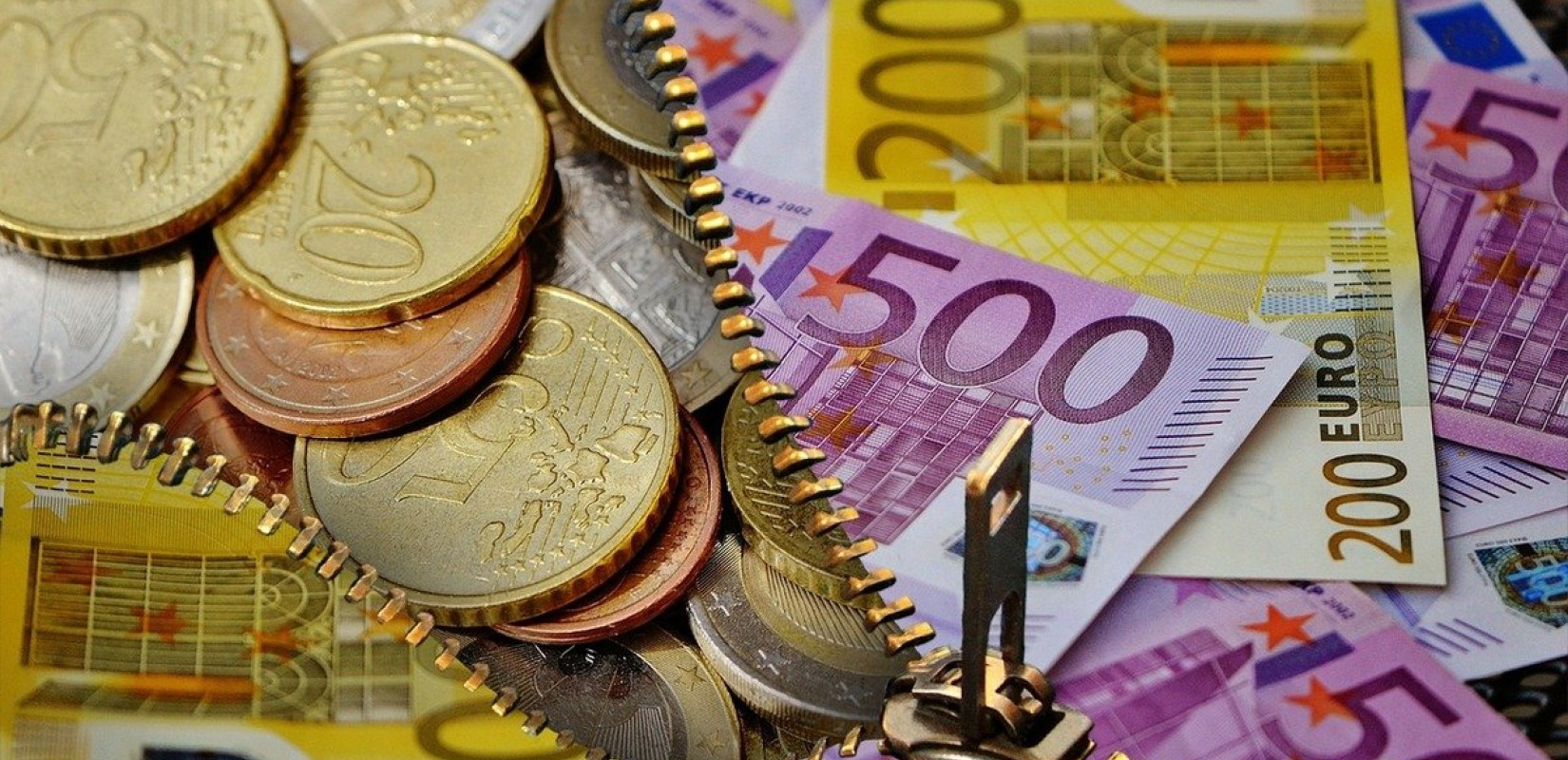 ΥΠΕΘΟ: Βιώσιμο και με καλύτερες προοπτικές από άλλες χώρες της ευρωζώνης το ελληνικό δημόσιο χρέος