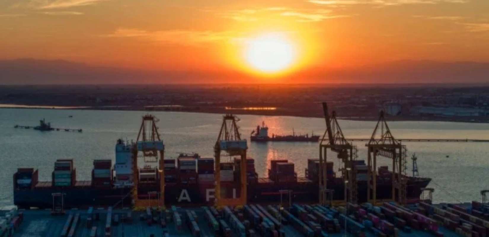 Λιμάνι Θεσσαλονίκης: Συναγερμός για θαλάσσια ρύπανση - Λευκό γαλάκτωμα κάλυψε την προβλήτα 15