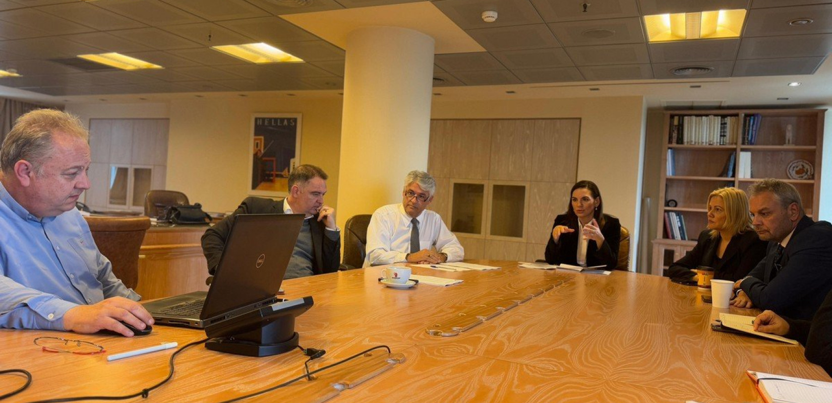 Ευρεία σύσκεψη για τη Σαντορίνη στο υπουργείο Τουρισμού