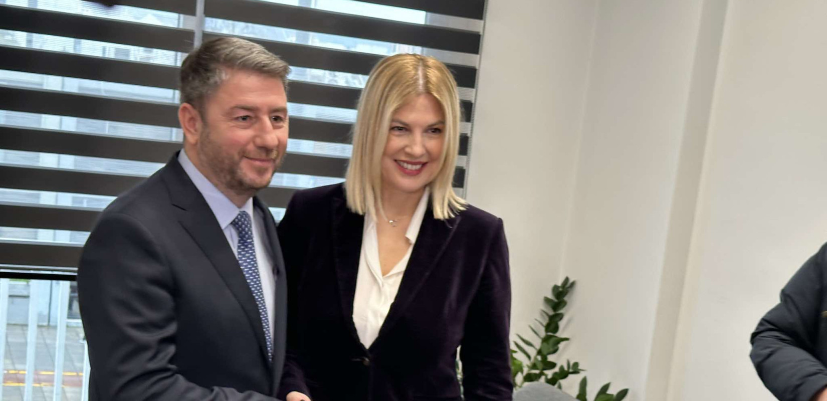 Θεσσαλονίκη: Έδωσαν τα χέρια Νίκος Ανδρουλάκης και Ράνια Θρασκιά - Στην ΚΟ του ΠΑΣΟΚ η Θεσσαλονικιά βουλευτής (βίντεο)