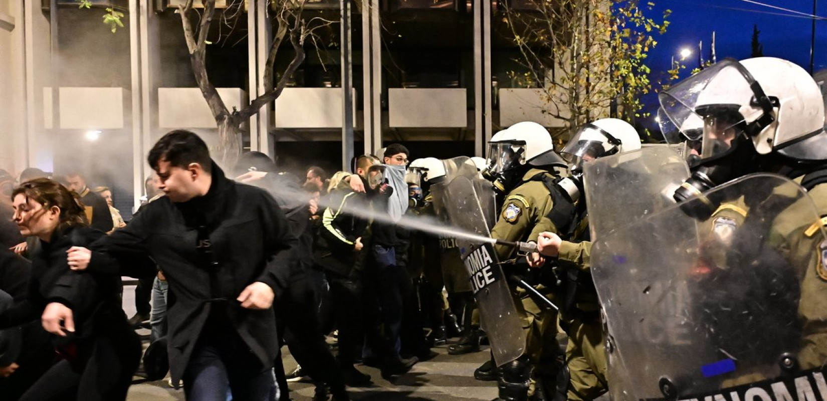 Αθήνα: Στον εισαγγελέα οι συλληφθέντες των επεισοδίων στο Σύνταγμα - Χούλιγκαν ανάμεσά τους