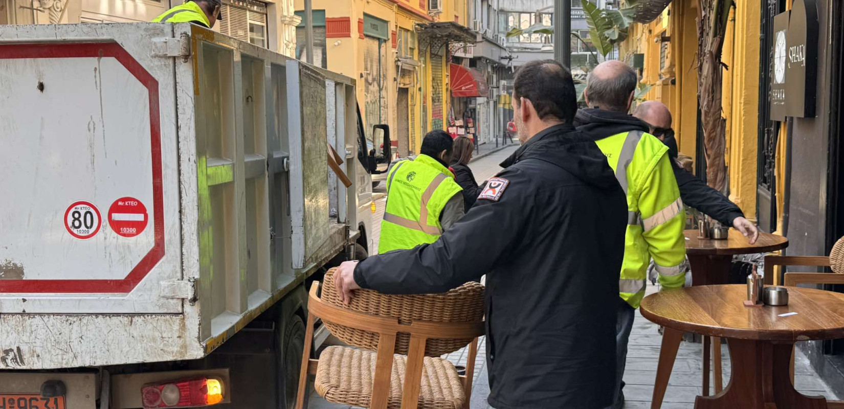 Θεσσαλονίκη: Συνεχίζεται η μάχη για τα παράνομα τραπεζοκαθίσματα - Οι επιδόσεις των διοικήσεων Αγγελούδη και Ζέρβα