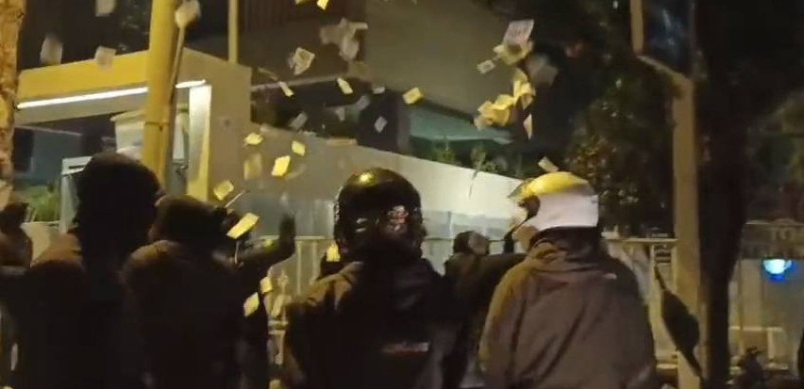 Παρέμβαση στο σπίτι του διευθύνοντα συμβούλου του ΟΣΕ, Π.Τερεζάκη - Μέλη του Ρουβίκωνα πέταξαν τρικάκια