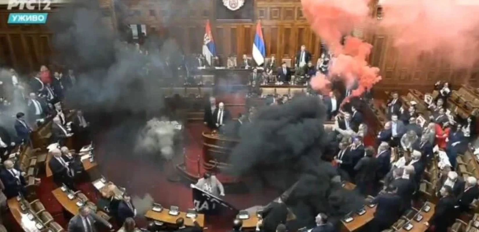 Σερβία: Απίστευτες εικόνες στο κοινοβούλιο - Μπουνιές, ύβρεις και καπνογόνα στην αίθουσα (βίντεο)