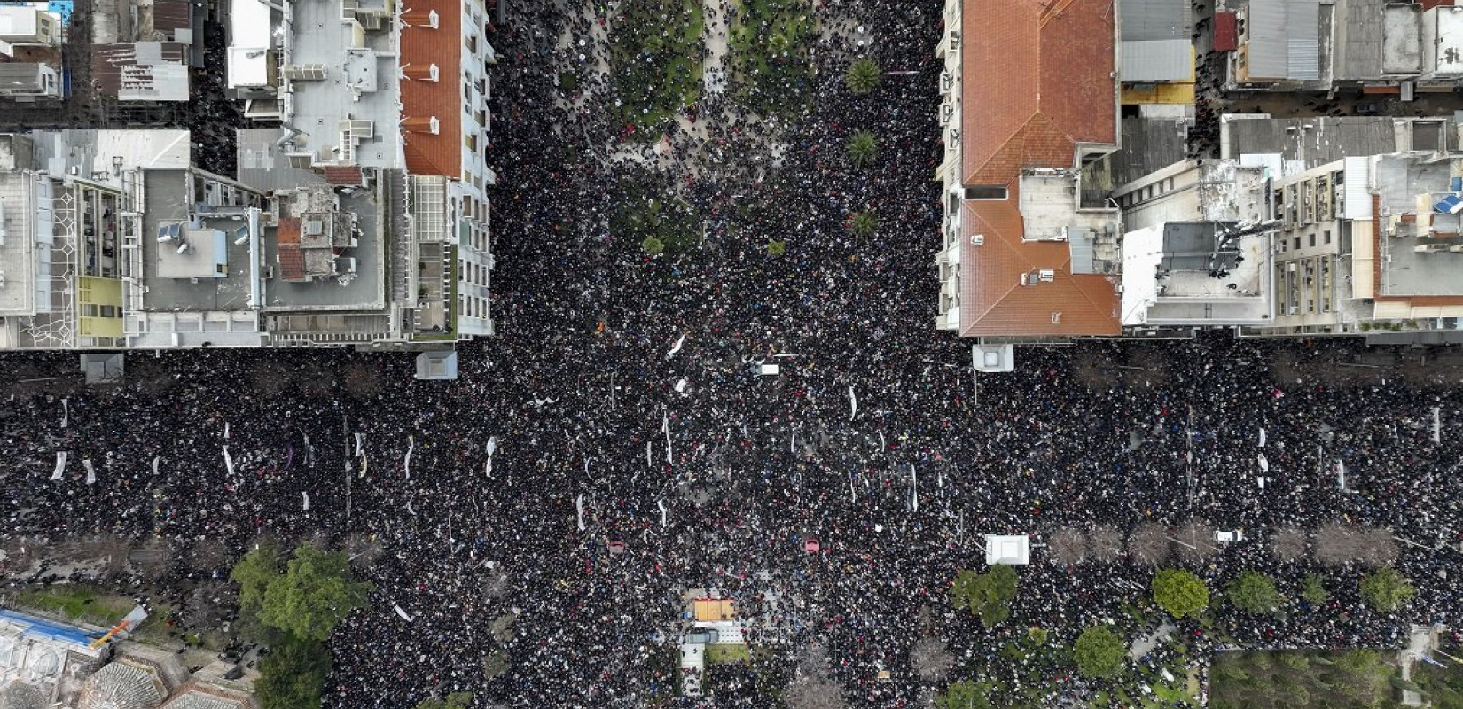 Συγκεντρώσεις για τα Τέμπη: Οι Έλληνες τίμησαν τη μνήμη των «παιδιών τους» περιθωριοποιώντας τις θλιβερές μειοψηφίες
