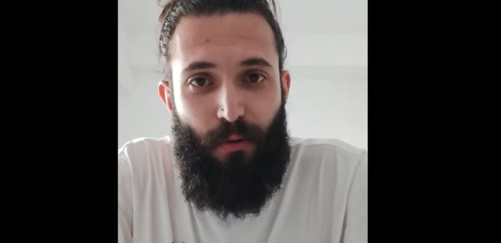 Τέμπη: Προσήχθη από αστυνομικούς πολυτραυματίας του δυστυχήματος - «Μάλλον είμαι εχθρός της δημοκρατίας» (βίντεο)