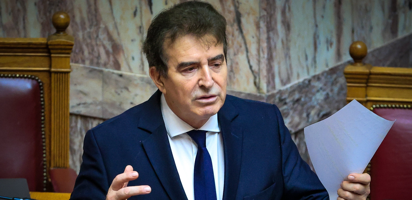 Πρόταση Δυσπιστίας- Μ. Χρυσοχοΐδης: Μετωπική με ΚΚΕ και Ν. Αριστερά για τα επεισόδια στις συγκεντρώσεις