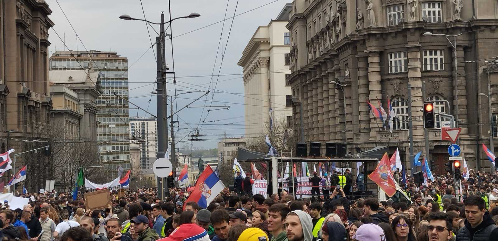 Σερβία: Φοιτητές διαδήλωσαν κατά της παραχώρησης του βομβαρδισμένου από το ΝΑΤΟ κτηρίου του ΓΕΣ στο Βελιγράδι