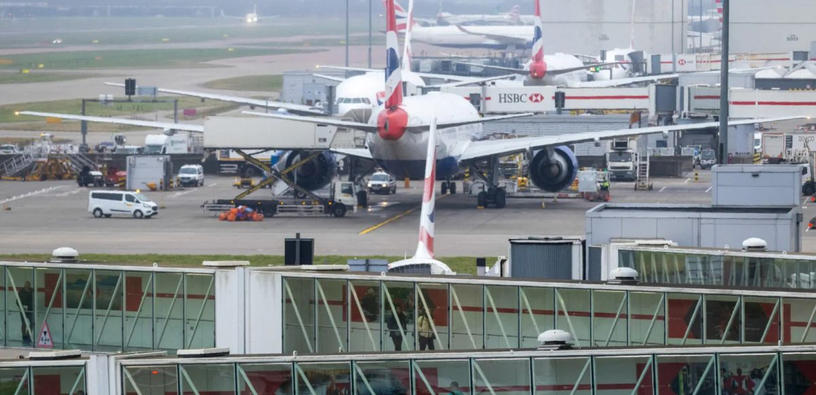 Μεγάλη αναστάτωση στις διεθνείς πτήσεις, μετά το κλείσιμο του Χίθροου στο Λονδίνο - Ταλαιπωρία για χιλιάδες ταξιδιώτες παγκοσμίως (βίντεο)