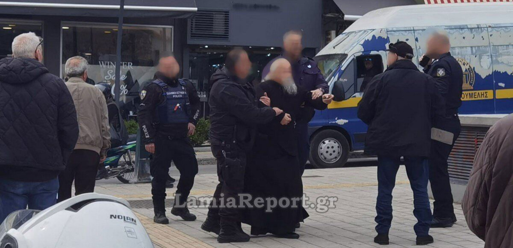 Λαμία: Στο ψυχιατρείο ο ιερέας που επιτέθηκε σε αστυνομικούς