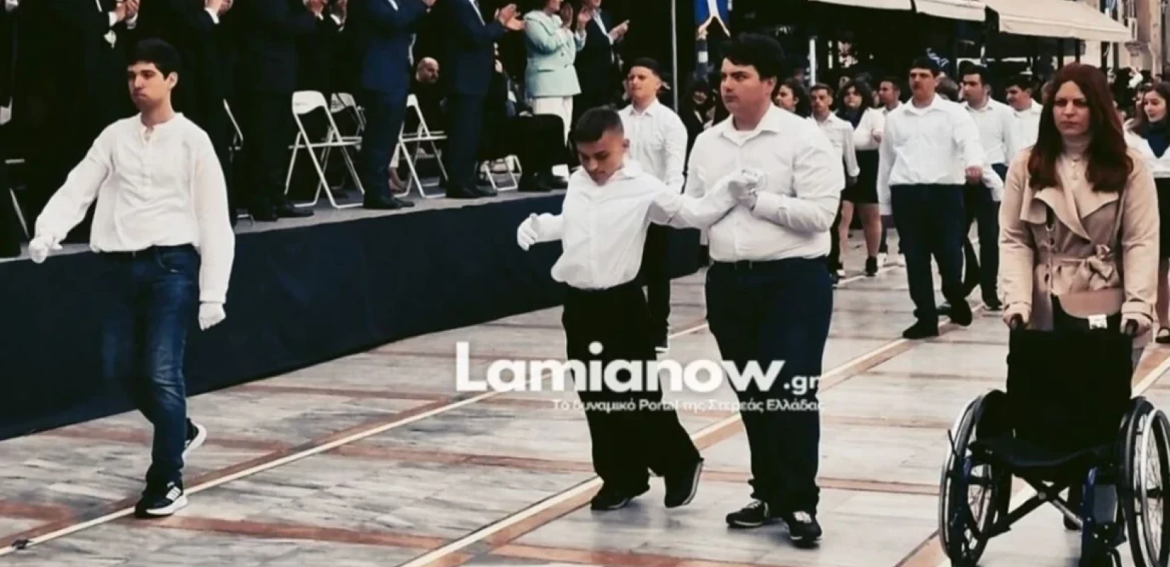 Λαμία: Συγκλόνισε ο μαθητής που σηκώθηκε από αμαξίδιο και παρέλασε