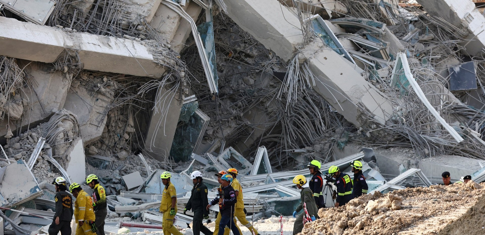 Μιανμάρ: Συγκλονιστική η διάσωση ενός παιδιού και μιας γυναίκας μετά από 60 ώρες κάτω από τα συντρίμμια (βίντεο)