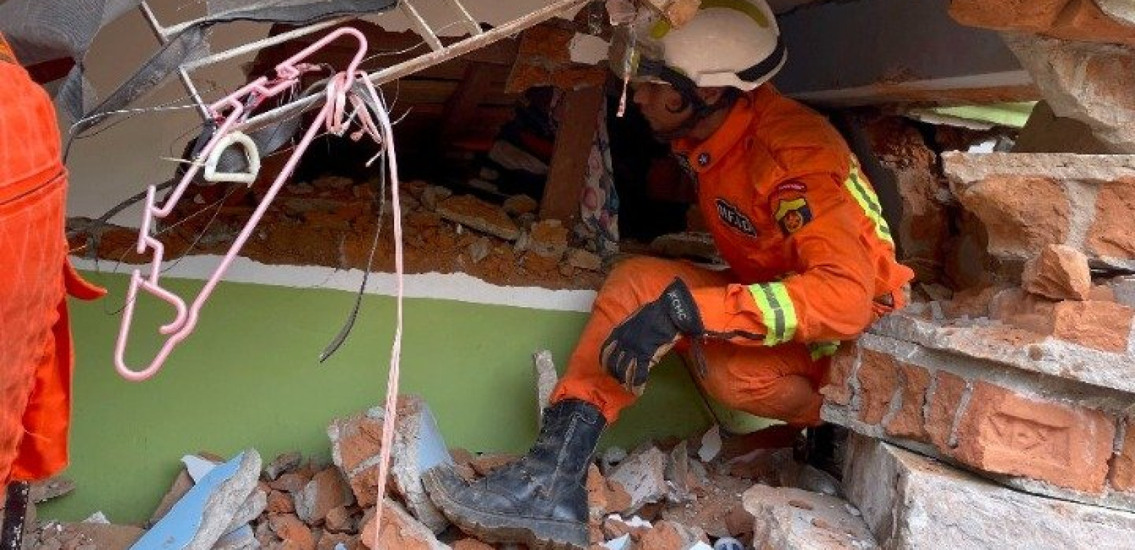Μιανμάρ:Μια 30χρονη ανασύρθηκε ζωντανή 30 ώρες μετά τον σεισμό από τα ερείπια πολυώροφου συγκροτήματος κατοικιών στο Μανταλέι