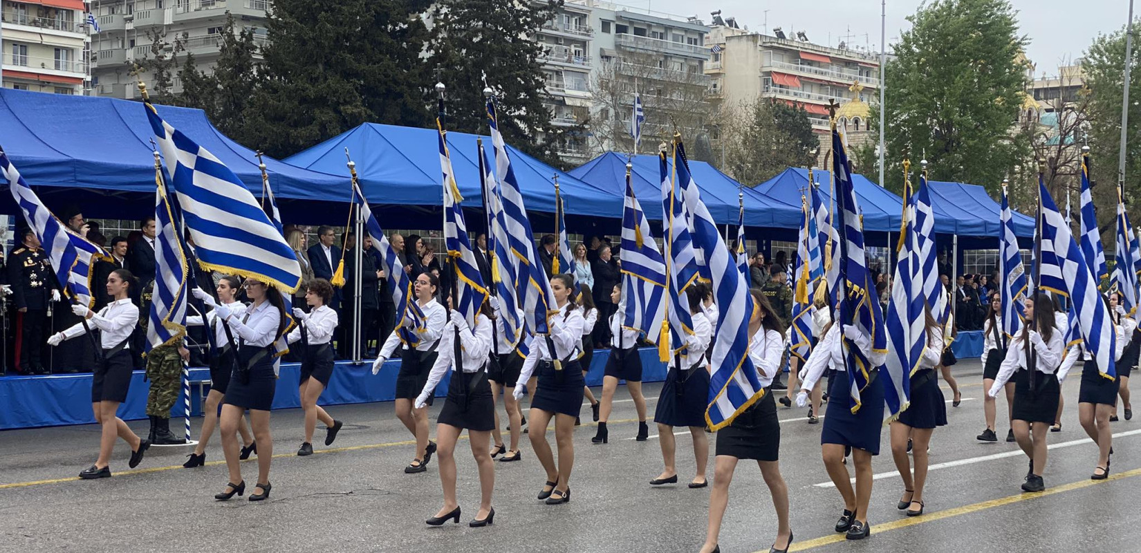 Θεσσαλονίκη: Υπό βροχή η παρέλαση στη λεωφόρο Μεγάλου Αλεξάνδρου (βίντεο)
