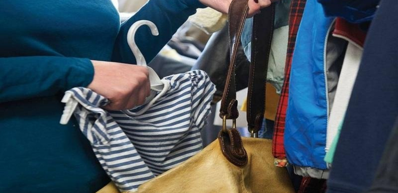 Θεσσαλονίκη: Τσάκωσαν 41χρονη με καρότσι γεμάτο με κλεμμένα ρούχα και αξεσουάρ