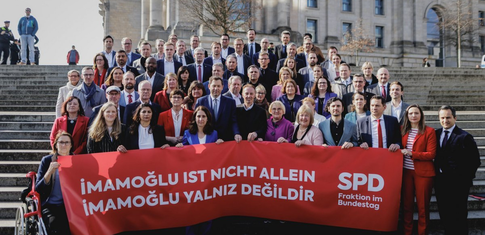 Γερμανία: Βουλευτές του SPD ανήρτησαν πανό υπέρ του Εκρέμ Ιμάμογλου