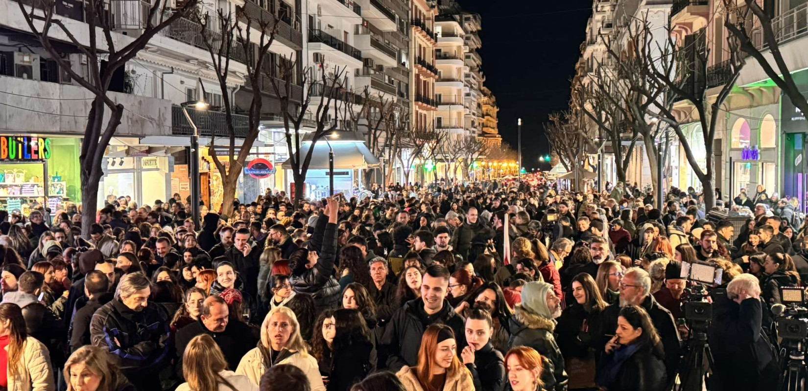 Θεσσαλονίκη: Συγκίνηση και πλήθος κόσμου στη συναυλία για τα Τέμπη (βίντεο)