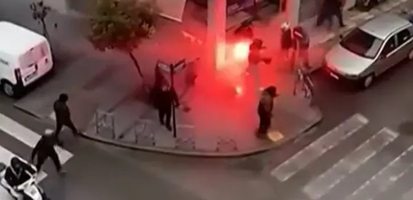 Οπαδικό επεισόδιο στη Θεσσαλονίκη: Επιτέθηκαν σε άτομο με αναμμένο πυρσό και μπουνιές στους Αμπελόκηπους (βίντεο)