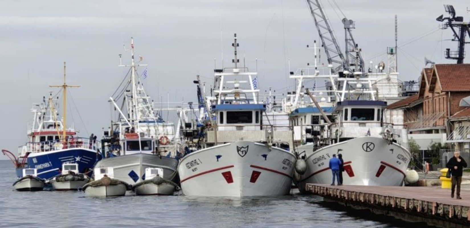 Θεσσαλονίκη: «Απόβαση» αλιευτικών σκαφών στο λιμάνι - Αντιδράσεις για τον ευρωπαϊκό κανονισμό που αλλάζει τον τρόπο ζύγισης αλιευμάτων (βίντεο)