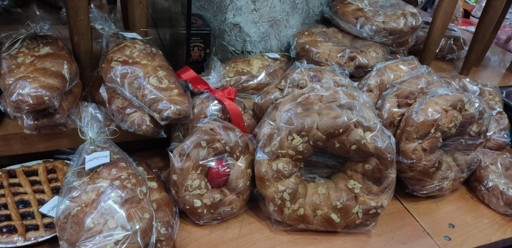 Θεσσαλονίκη: «Πρωταγωνιστές» του Πάσχα το τσουρέκι και τα σοκολατένια αυγά - Που κυμαίνονται οι τιμές (βίντεο)