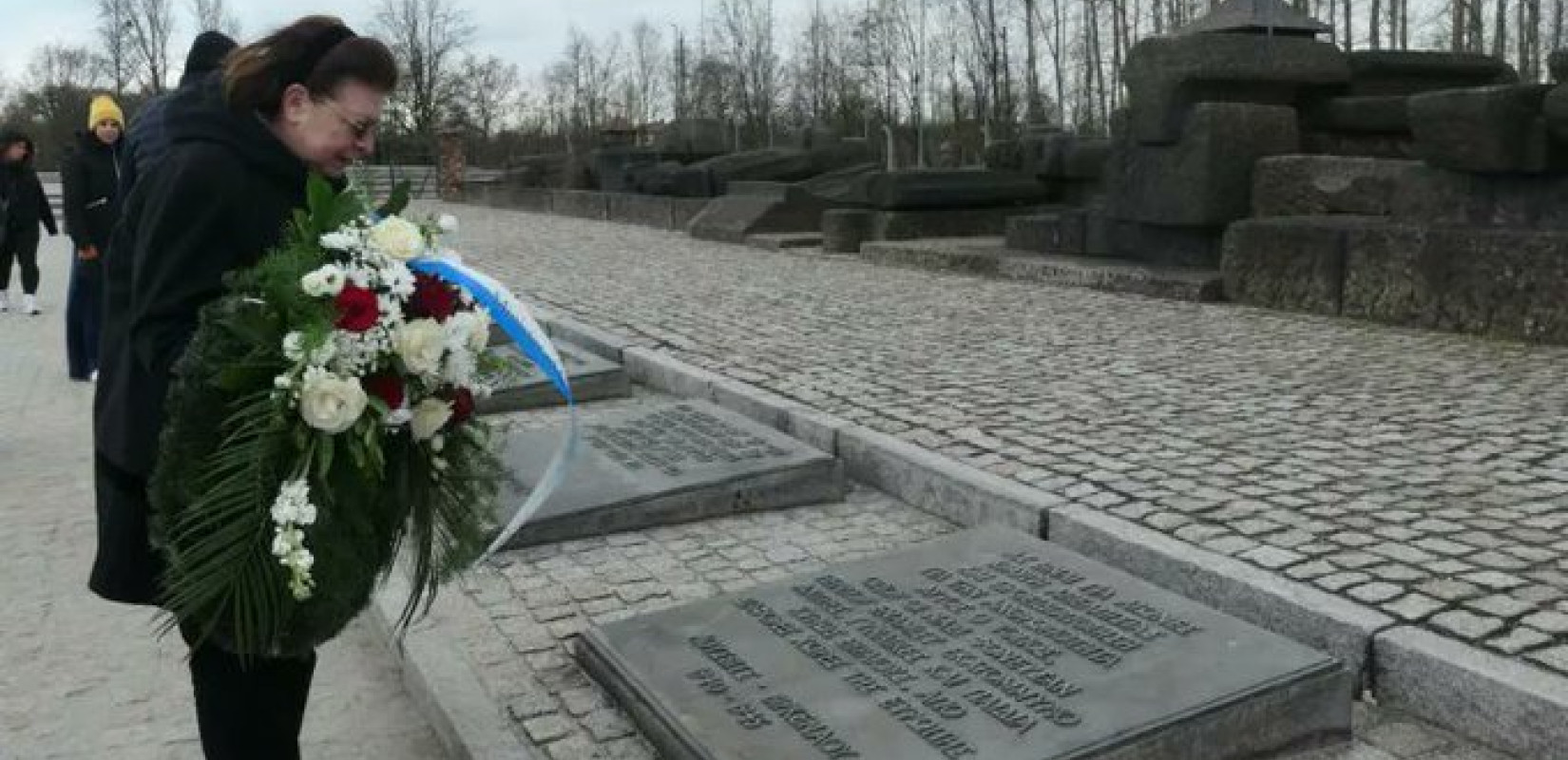 Λ. Μενδώνη: Επισκέφθηκε του Μουσείο του Άουσβίτς και απέδωσε φόρο τιμής στους Έλληνες Εβραίους