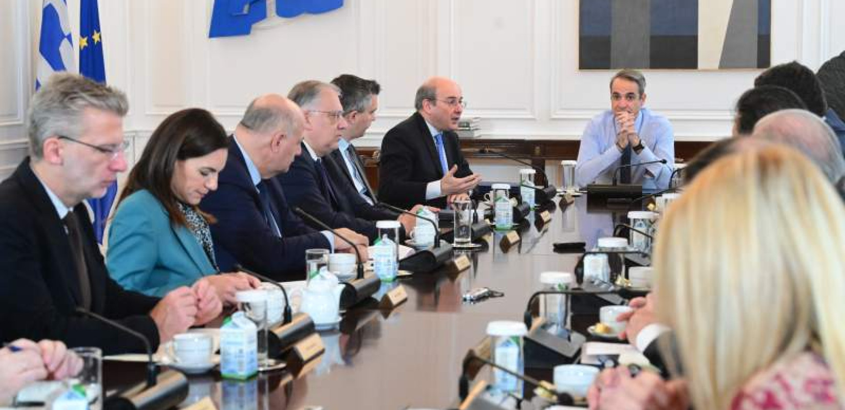 Ξεκίνησε η συνεδρίαση του Συμβουλίου Οικονομικής Πολιτικής - «Xτίζεται» το τείχος προστασίας από τους δασμούς Τραμπ