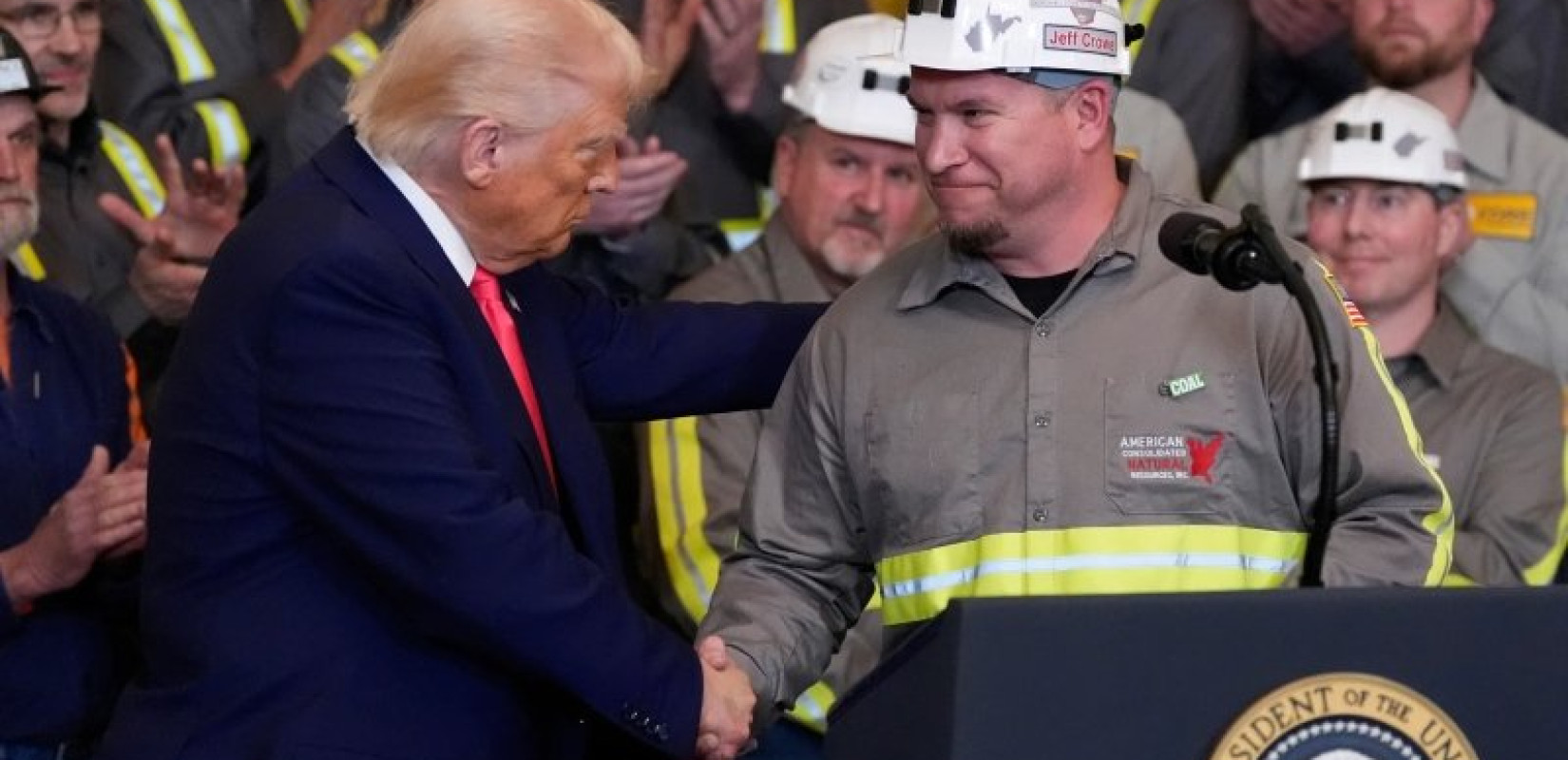 Ο Ντ. Τραμπ υπόσχεται να «ντοπάρει» την εξόρυξη άνθρακα στις ΗΠΑ (βίντεο)