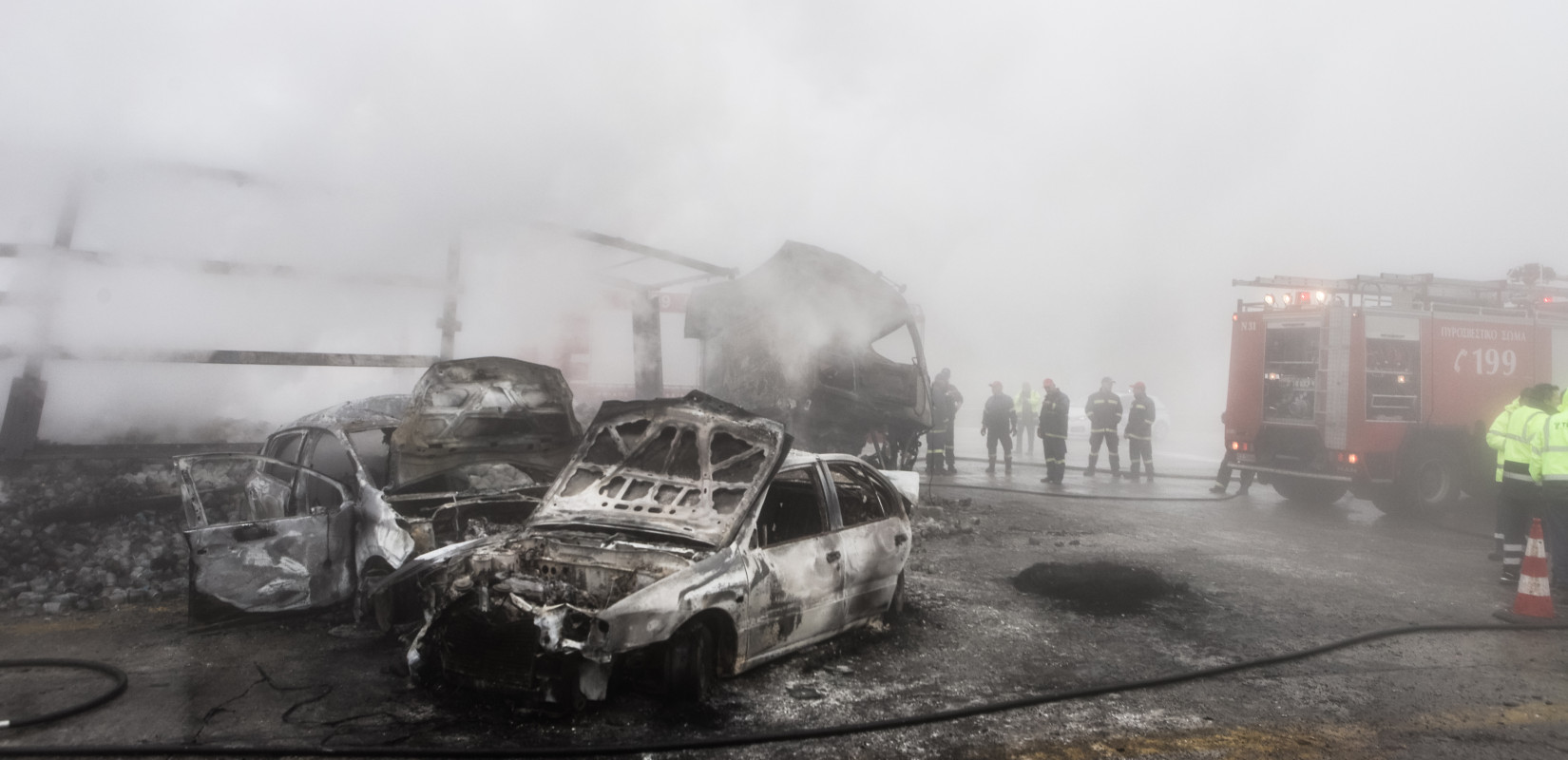 Κοζάνη: Φορτηγό τυλίχτηκε στις φλόγες στο σταθμό διοδίων Πολυμύλου - Δύο νεκροί - Συνελήφθη ο οδηγός (βίντεο)