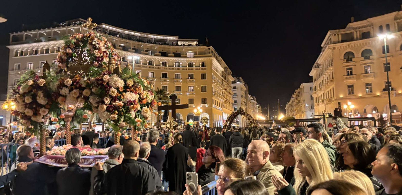 Θεσσαλονίκη: «Bούλιαξε» με κόσμο η Αριστοτέλους στη συνάντηση των πέντε Επιταφίων (βίντεο)