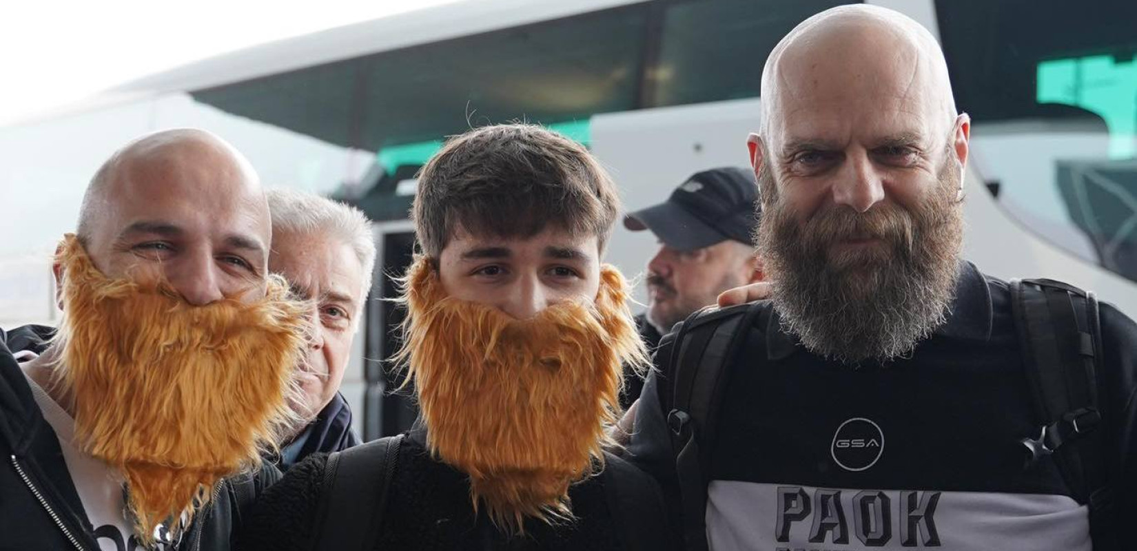 Οπαδοί του ΠΑΟΚ βρέθηκαν στο αεροδρόμιο με μούσι... α λα Καντσελιέρι ζητώντας την παραμονή του Ιταλού προπονητή