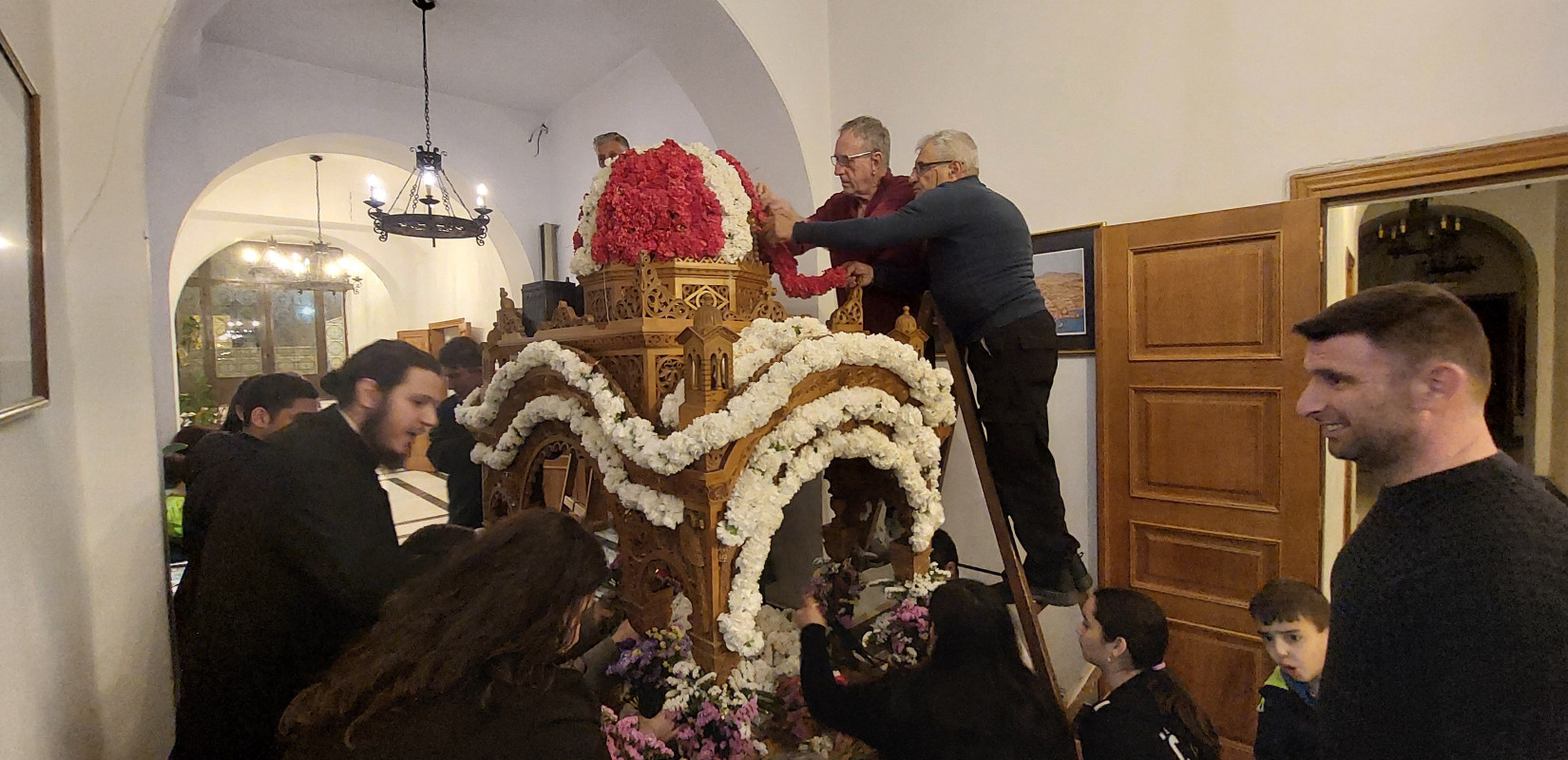 Το έθιμο του στολισμού του Επιταφίου στη Νέα Μηχανιώνα