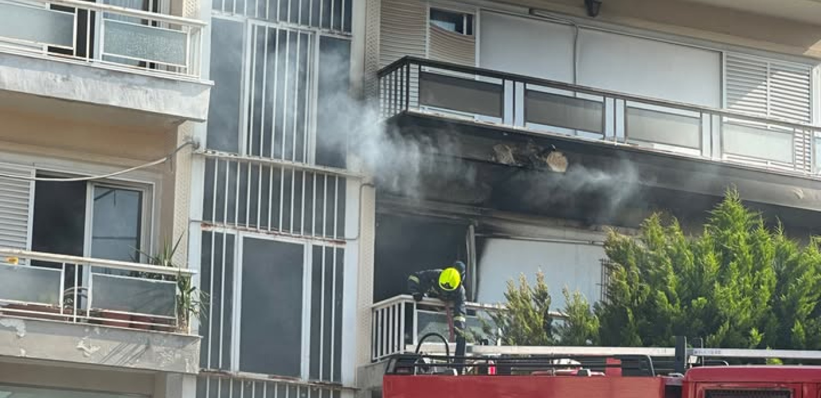 Θεσσαλονίκη: Φωτιά σε διώροφο διαμέρισμα στην Πυλαία - Απεγκλωβίστηκαν ένοικοι (βίντεο)