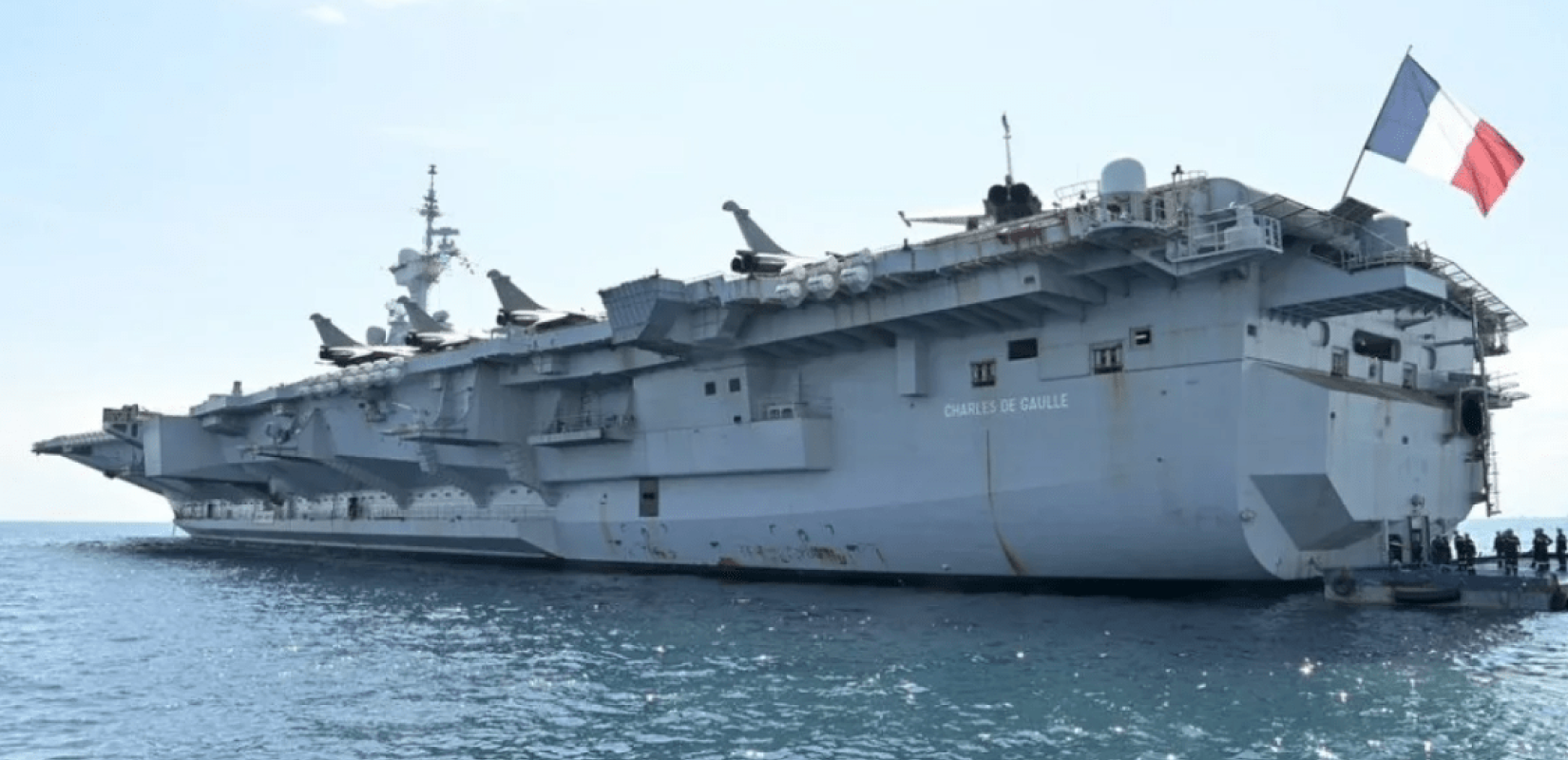 «Σαρλ ντε Γκολ»: Στον όρμο του Φαλήρου αγκυροβόλησε το γαλλικό αεροπλανοφόρο