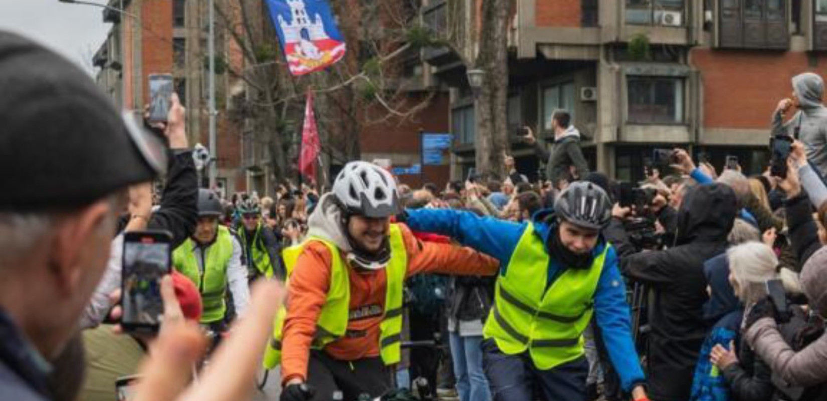 Σερβία: Στο Στρασβούργο έφτασαν Σέρβοι φοιτητές - Αποκλεισμένα από φοιτητές τα κτήρια της δημόσιας τηλεόρασης σε Βελιγράδι και Νόβι Σαντ