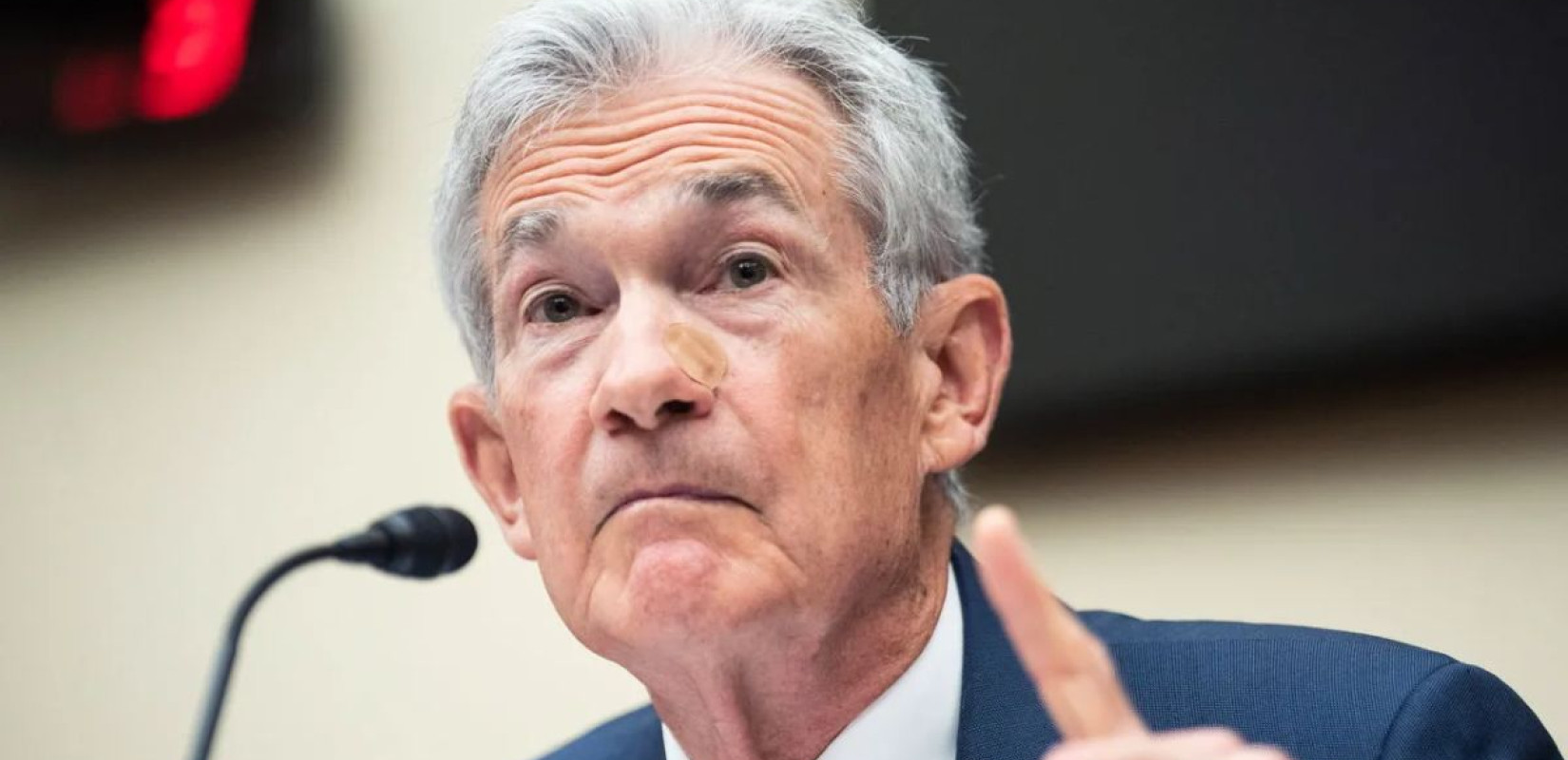 Ο Τραμπ ζητάει από τη Fed να μειώσει τα επιτόκια κατά τουλάχιστον 1%