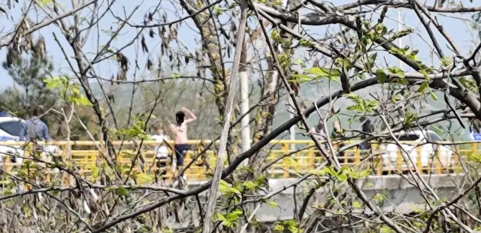 Κιλκίς: Μετανάστης σε δομή φιλοξενίας απειλεί να πέσει από γέφυρα