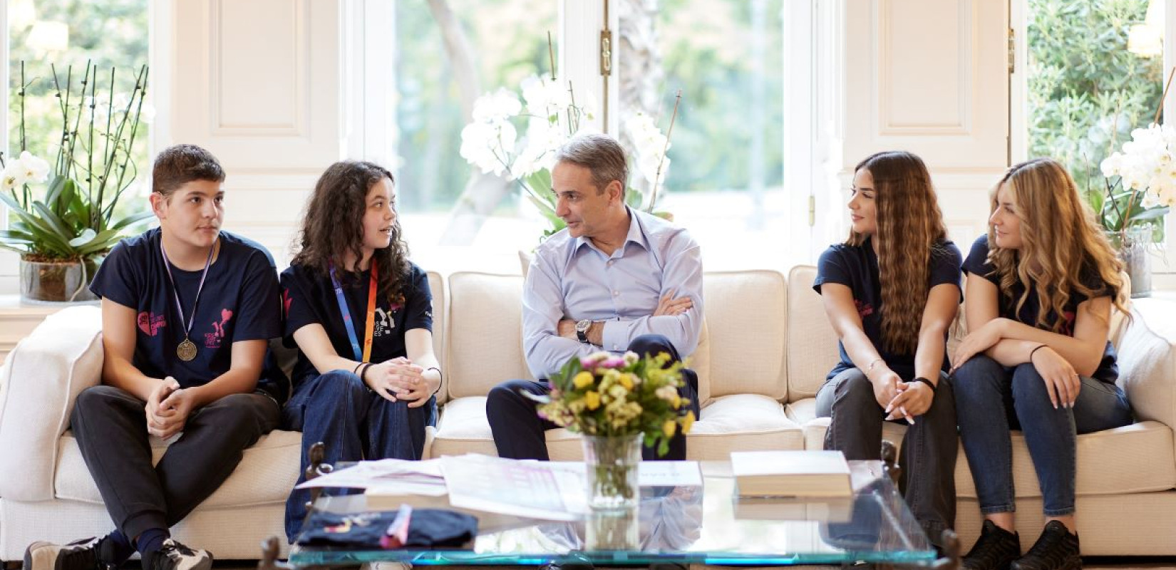 Συνάντηση Μητσοτάκη με παιδιά και μέλη της ανθρωπιστικής οργάνωσης KIDS SAVE LIVES