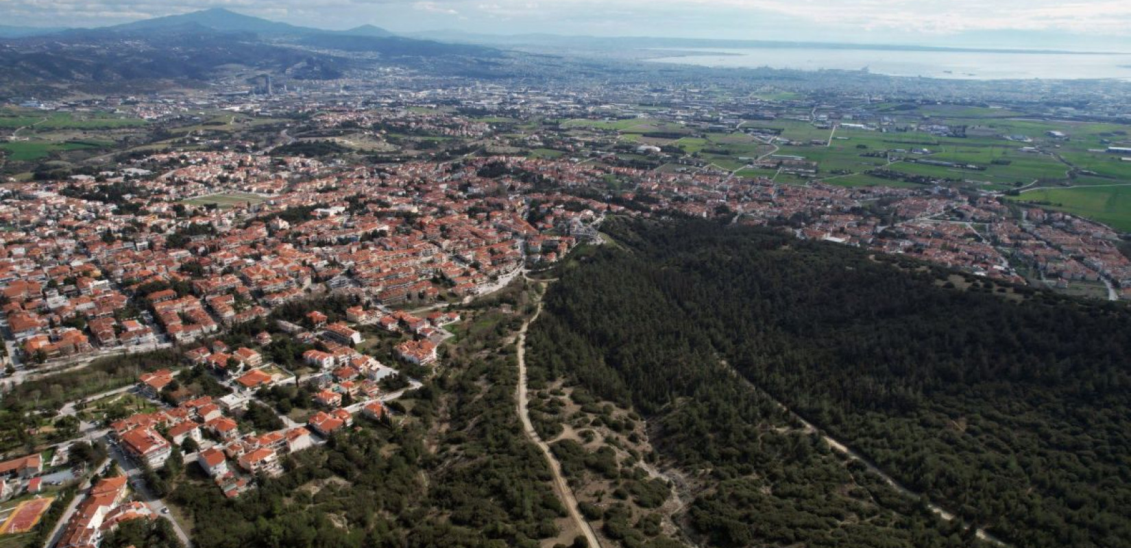 Ωραιόκαστρο: Πολίτης πετούσε μπάζα σε πεζοδρόμιο και κάδους απορριμμάτων