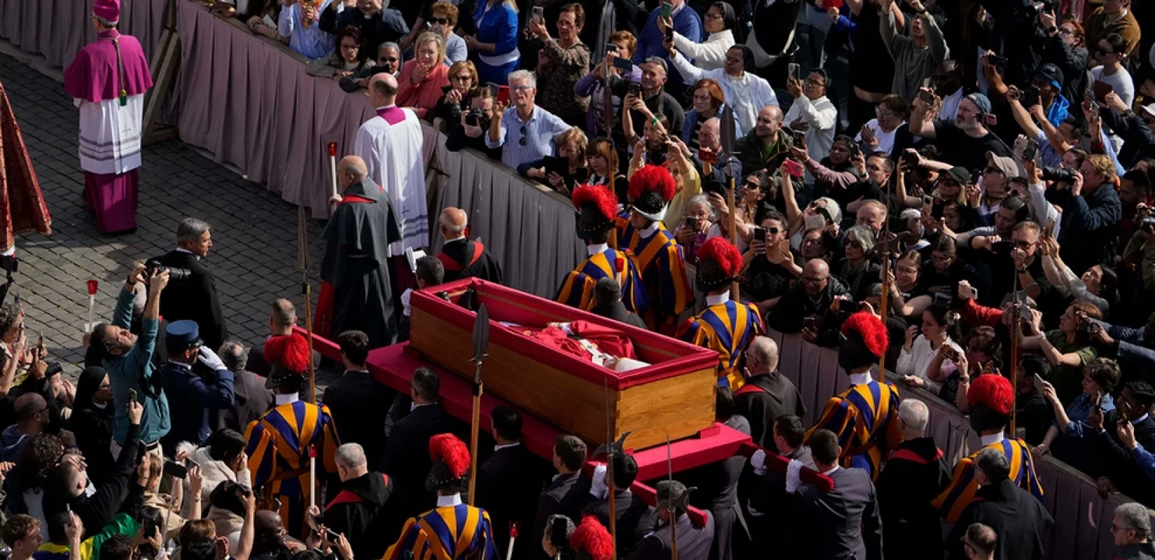Βατικανό: Μετανάστες, άστεγοι και φυλακισμένοι θα είναι παρόντες στην κηδεία του πάπα Φραγκίσκου